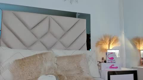 Snapshot of alexa_tobar chatting on 09.17.25 alexa_tobar online show from 09.17.25