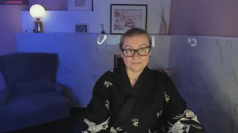 Snapshot of alexandra_kind chatting on 01.04.25 Alexandra online show from 01.04.25