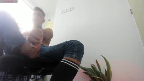 Snapshot of alexxx_feethis chatting on 11.18.25 Alex A online show from 11.18.25