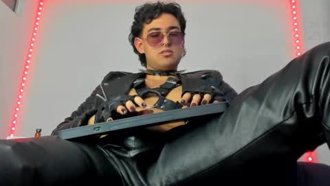 Snapshot of alexxx_savage chatting on 11.05.25 Alexander online show from 11.05.25