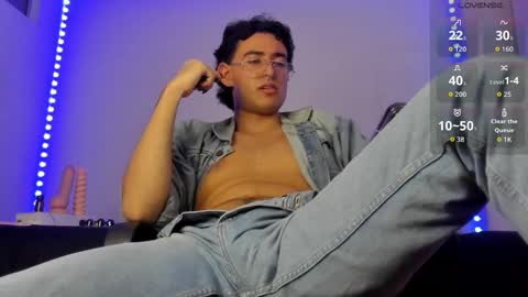 Snapshot of alexxx_savage chatting on 11.12.25 Alexander online show from 11.12.25