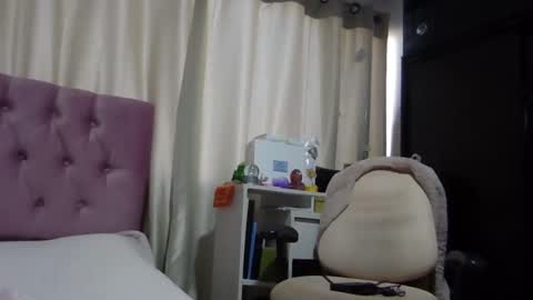 Snapshot of alia054 chatting on 12.11.24 Alia online show from 12.11.24