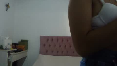 Snapshot of alia054 chatting on 01.25.25 Alia online show from 01.25.25