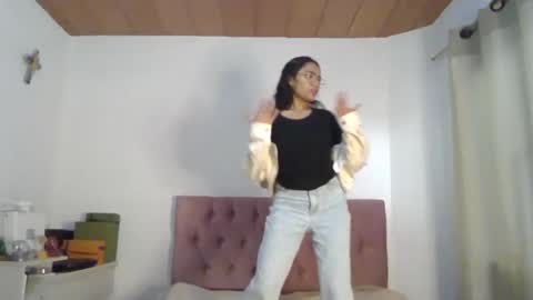 Snapshot of alia054 chatting on 02.11.25 Alia online show from 02.11.25