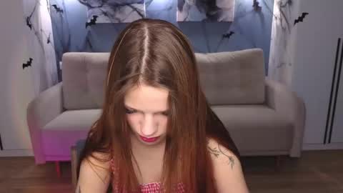 Snapshot of alice_delaney chatting on 10.28.25 Alice online show from 10.28.25