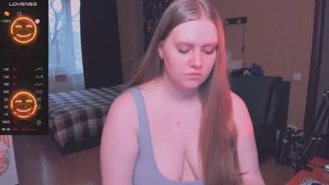 Snapshot of alice_dreamgirl_ chatting on 11.07.25 Alice 3 online show from 11.07.25