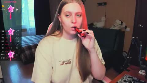 Snapshot of alice_dreamgirl_ chatting on 11.17.25 Alice 3 online show from 11.17.25