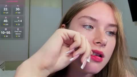 Snapshot of alice_kisaa chatting on 11.11.25 Alice online show from 11.11.25