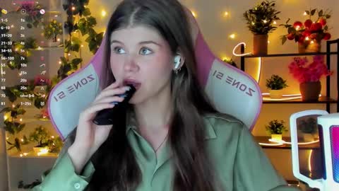 Snapshot of alice_tails chatting on 09.08.25 Alice online show from 09.08.25