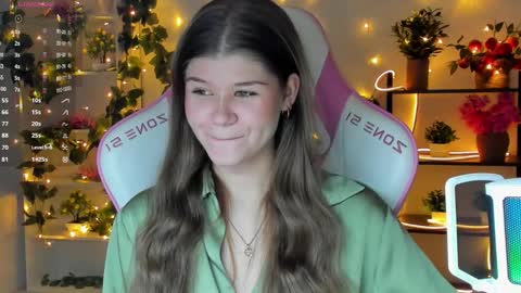 Snapshot of alice_tails chatting on 09.09.25 Alice online show from 09.09.25