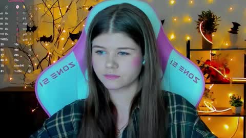 Snapshot of alice_tails chatting on 10.28.25 Alice online show from 10.28.25