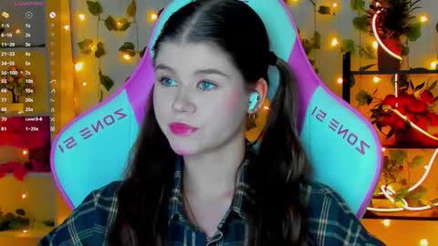 Snapshot of alice_tails chatting on 11.22.25 Alice online show from 11.22.25