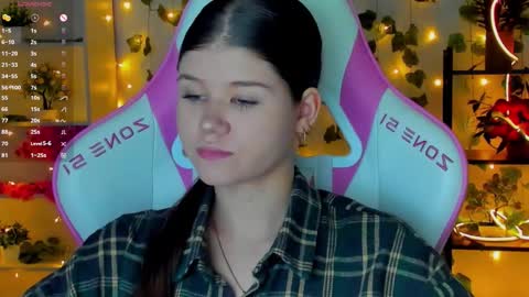 Snapshot of alice_tails chatting on 12.05.25 Alice online show from 12.05.25