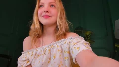 Snapshot of alice_tucci chatting on 02.15.25 Alice online show from 02.15.25