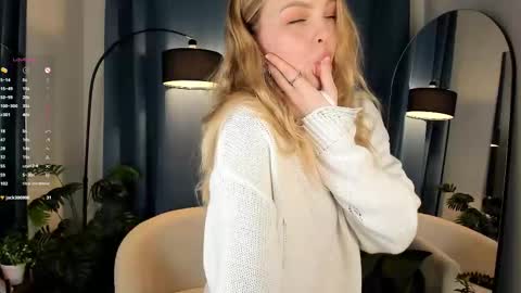 Snapshot of alice_tucci chatting on 11.27.25 Alice online show from 11.27.25