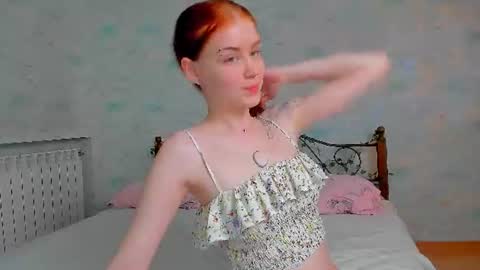 Snapshot of alice_with_freckles chatting on 06.25.26 Alice online show from 06.25.26