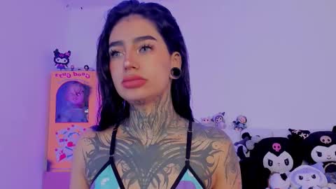 Snapshot of alicee_0 chatting on 10.21.25 Alice online show from 10.21.25