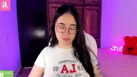 Snapshot of alicee_2 chatting on 06.19.26 Aliceee .. 97YP9VWGZHrefnav wishlist lists 1 online show from 06.19.26