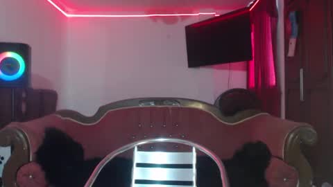 Snapshot of aliceesmiths chatting on 02.14.25 aliceesmiths online show from 02.14.25