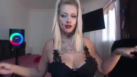 Snapshot of aliceesmiths chatting on 11.19.25 aliceesmiths online show from 11.19.25