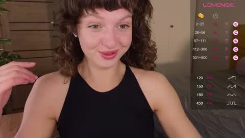 Snapshot of alicekingsleigh chatting on 05.22.26 AliceKingsleigh online show from 05.22.26