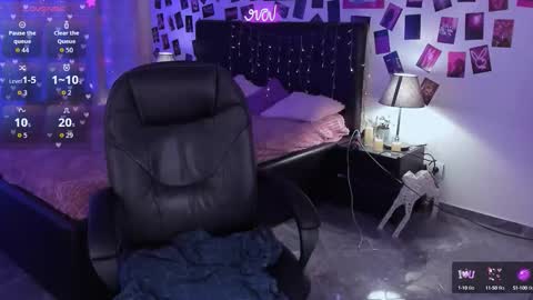 Snapshot of alicepopsy chatting on 09.17.25 Alice online show from 09.17.25