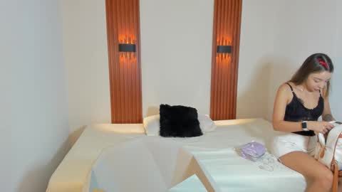 Snapshot of aliceross1 chatting on 11.29.25 AliceRoss online show from 11.29.25