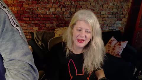 Snapshot of alicescuriosity chatting on 01.12.25 Alices Curiosity online show from 01.12.25