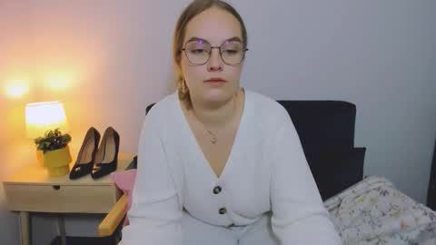 Snapshot of alicesensitive chatting on 11.23.25 alicesensitive online show from 11.23.25