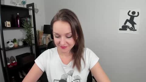 Snapshot of alicialux chatting on 12.18.24 Alicia online show from 12.18.24