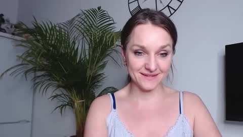 Snapshot of alicialux chatting on 02.12.25 Alicia online show from 02.12.25