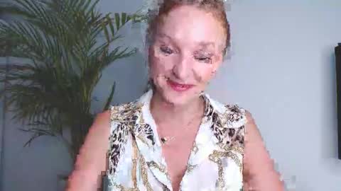 Snapshot of alicialux chatting on 10.01.25 Alicia online show from 10.01.25