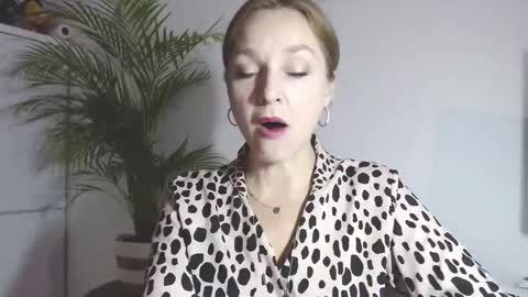 Snapshot of alicialux chatting on 12.04.25 Alicia online show from 12.04.25