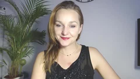 Snapshot of alicialux chatting on 12.17.25 Alicia online show from 12.17.25