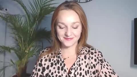 Snapshot of alicialux chatting on 12.19.25 Alicia online show from 12.19.25