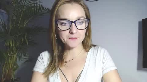 Snapshot of alicialux chatting on 01.16.26 Alicia online show from 01.16.26