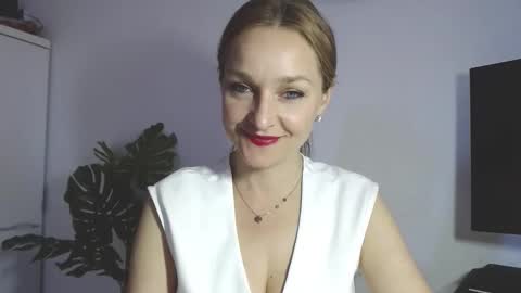 Snapshot of alicialux chatting on 04.29.26 Alicia online show from 04.29.26