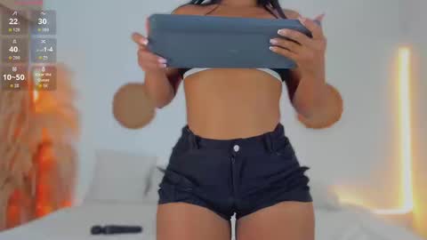 Snapshot of aliisonwells chatting on 09.15.25 aliisonwells online show from 09.15.25