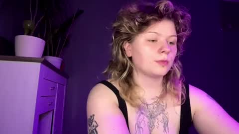 Snapshot of alinahotgirl chatting on 06.25.26 Alina online show from 06.25.26