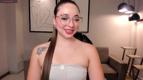 Snapshot of alinakravitz_ chatting on 10.29.25 alinakravitz_ online show from 10.29.25