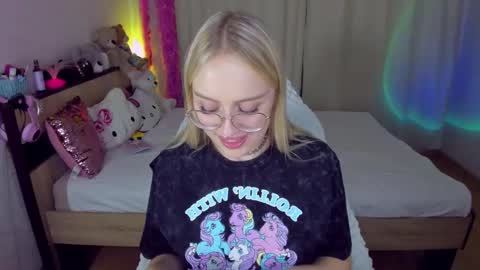 Snapshot of alinaocean chatting on 10.18.25 alinaocean online show from 10.18.25