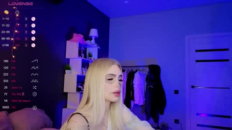 Snapshot of alishaaneta chatting on 10.30.25 Alisha online show from 10.30.25