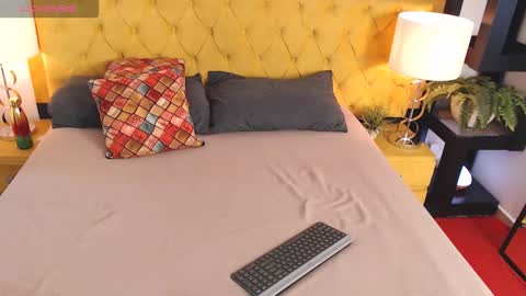 Snapshot of alishaweir chatting on 11.18.25 Luna online show from 11.18.25