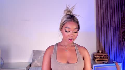 Snapshot of alisoon_moon chatting on 01.21.25 Alison Moon online show from 01.21.25