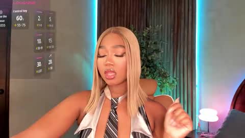 Snapshot of alisoon_moon chatting on 11.20.25 Alison Moon online show from 11.20.25