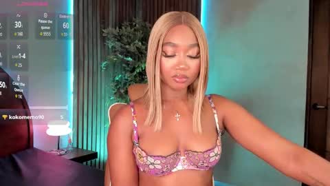 Snapshot of alisoon_moon chatting on 11.22.25 Alison Moon online show from 11.22.25