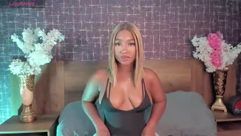 Snapshot of alisoon_moon chatting on 11.27.25 Alison Moon online show from 11.27.25