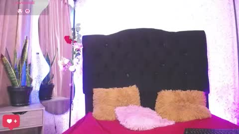 Snapshot of alisse_laurent chatting on 10.17.25 alisse online show from 10.17.25