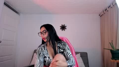 Snapshot of alissia_viera chatting on 12.19.24 iraide online show from 12.19.24