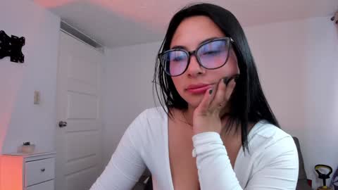 Snapshot of alissia_viera chatting on 02.03.25 iraide online show from 02.03.25